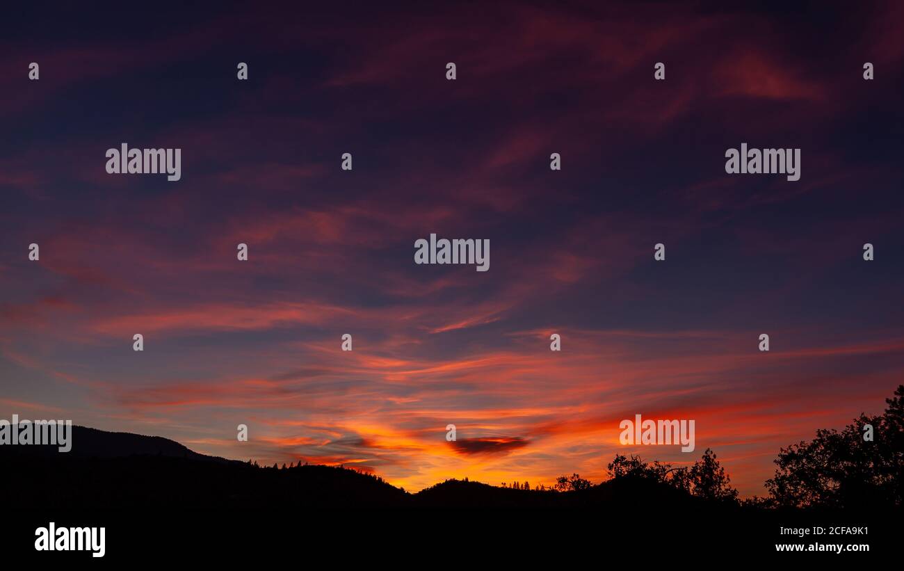 Dramatische Abendliche Lichtlandschaft. Oregon, Ashland, Cascade Siskiyou National Monument, Sommer Stockfoto