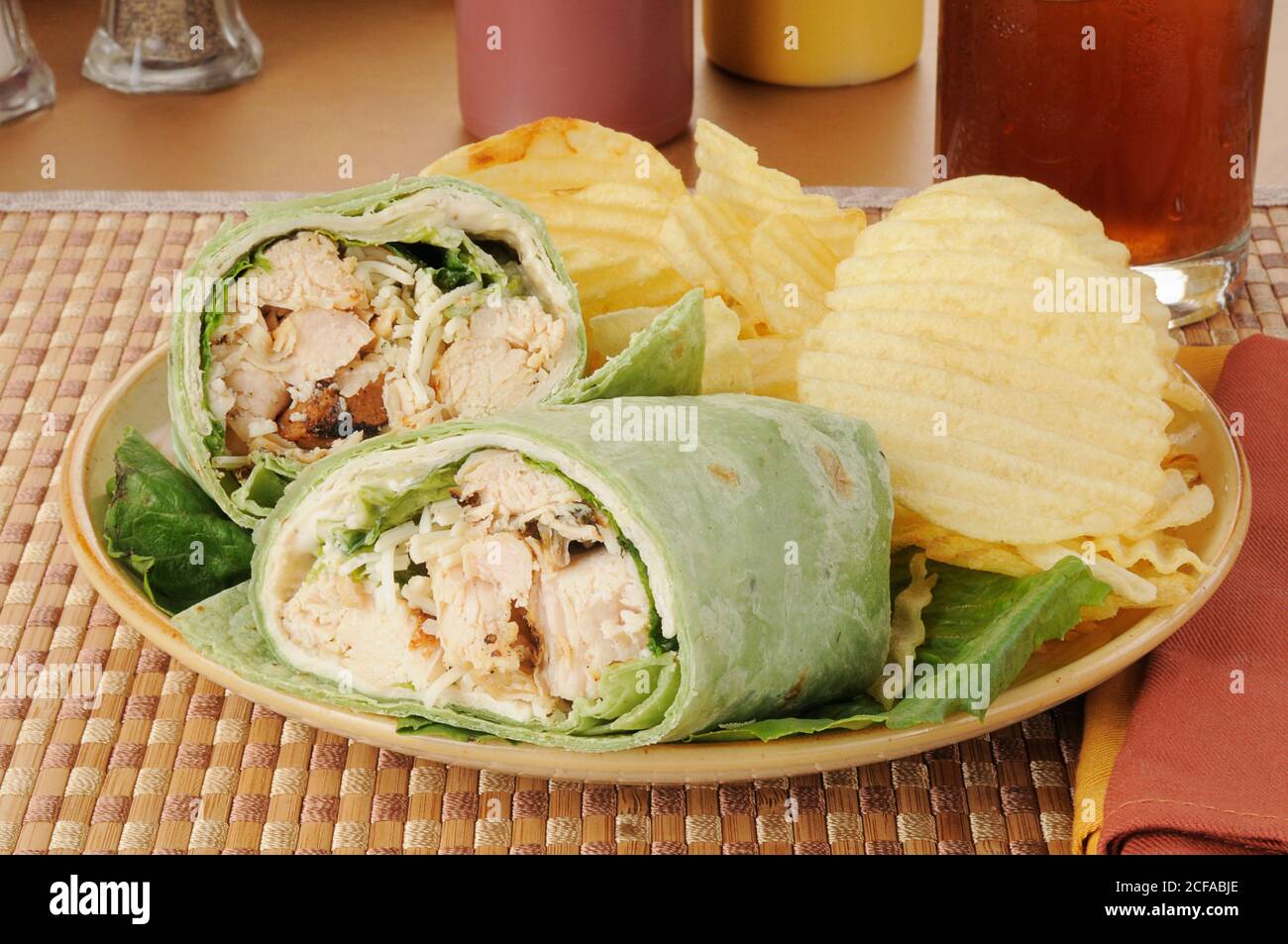 Ein Huhn Caesar Wrap mit Parmesan Käse in einem eingewickelt Spinattortilla Stockfoto