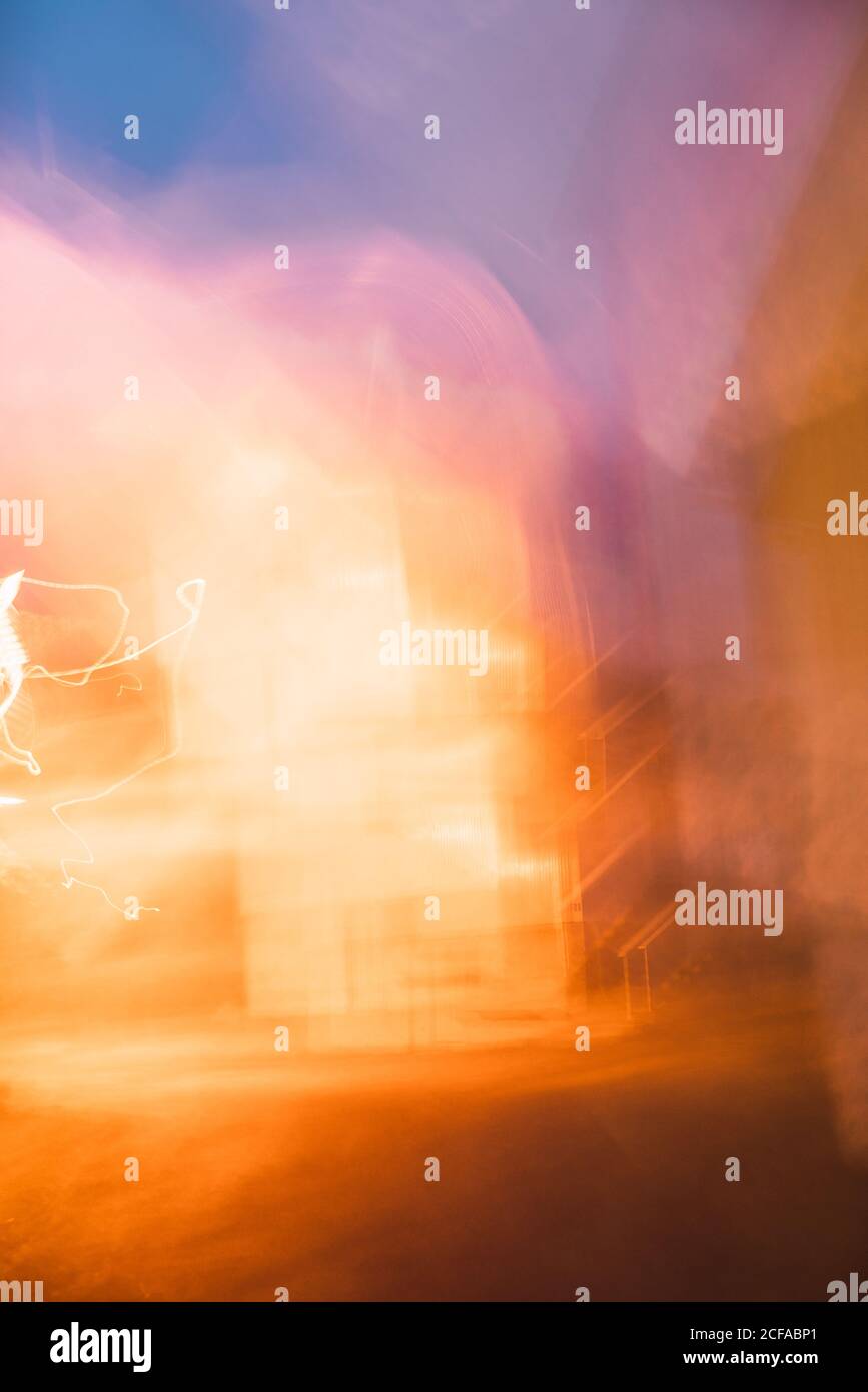 Nahaufnahme von Spuren von hellen Funken von gelbem Licht In dunkler Straße Stockfoto