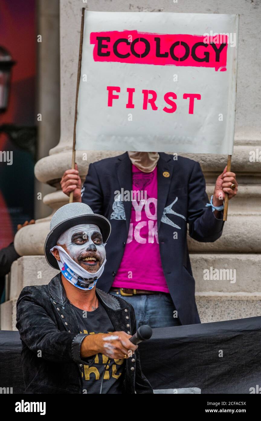 London, Großbritannien. September 2020. Die Auslöschung Rebellion "Walk of Shame" von der Bank of England. Die Botschaft dieses marsches zielt darauf ab, "Klimagerechtigkeit und soziale Gerechtigkeit werden durch das andauernde Handeln von Unternehmen und Institutionen auf der ganzen Welt kompromittiert". Sie wollten auch hervorheben, wie sehr die Stadt von der Sklaverei "profitiert" hatte. Die Lockerung des Coronavirus-Ausbruchs (Covid 19) in London dauert an. Kredit: Guy Bell/Alamy Live Nachrichten Stockfoto