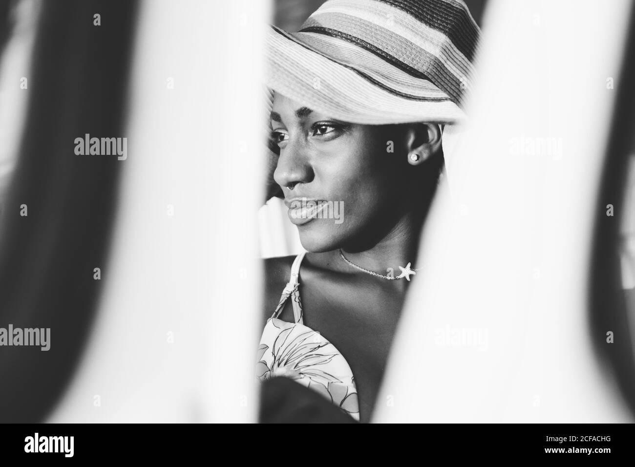 Glückliche afroamerikanische Frau, die hinter dem Steuer des Autos sitzt Stockfoto