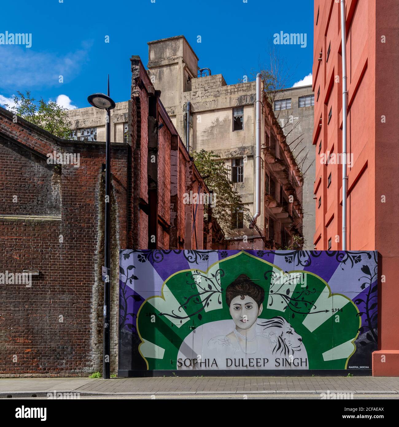 Alte veraltete Lagerhäuser an der Ipswich Waterfront. Einige der Lagerhäuser haben Wandmalereien zu Black Lives Matter und Sophie Duleep Singh. Stockfoto