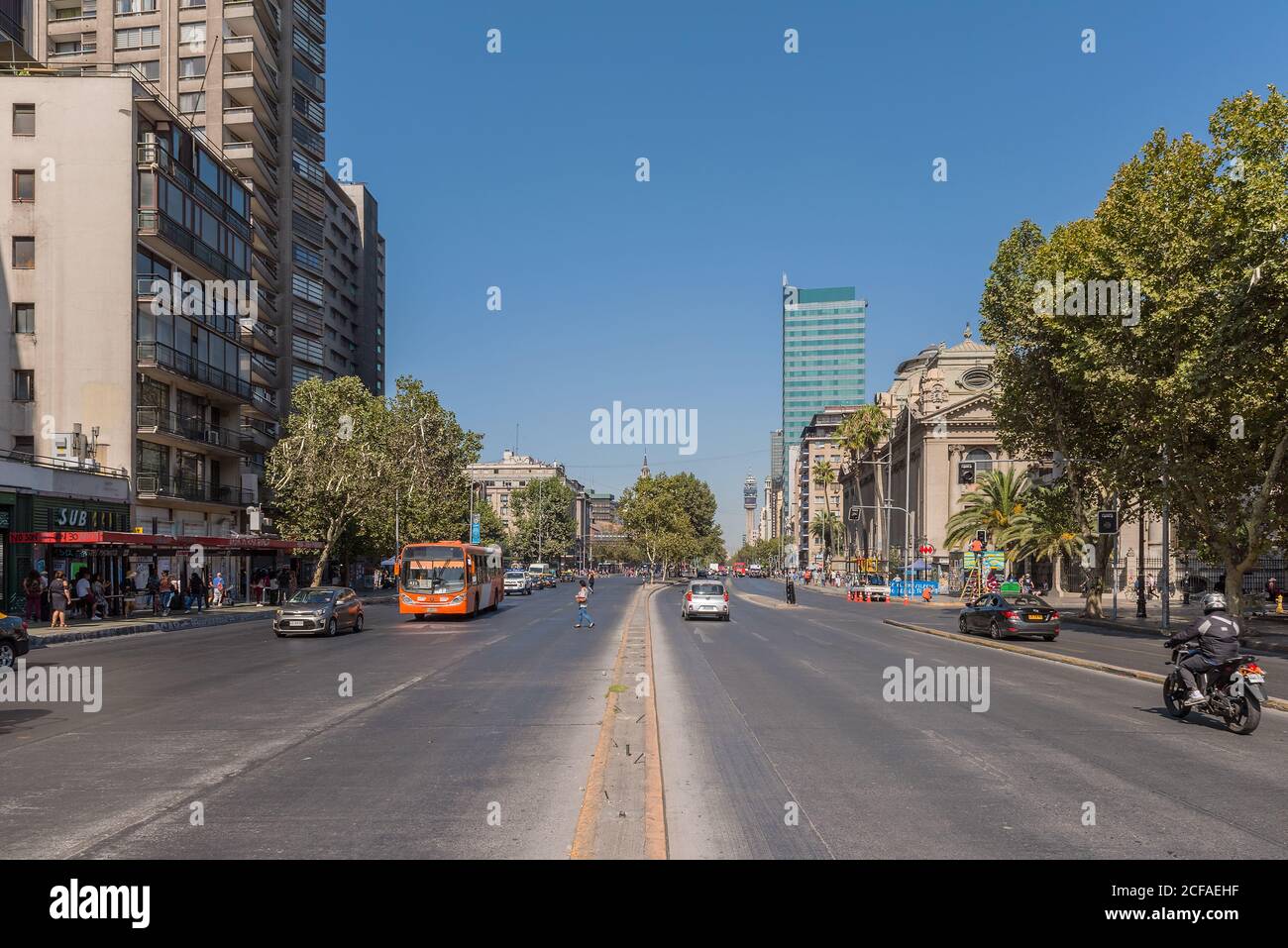 Auto- und Fußgängerverkehr auf der Avenue Libertador Bernardo O Higgins, Santiago, Chile Stockfoto