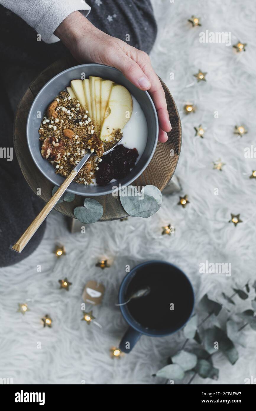 Draufsicht der Ernte weibliche Ernährung gesunde natürliche Ernährung in Schüssel und trinken Tasse Tee Stockfoto