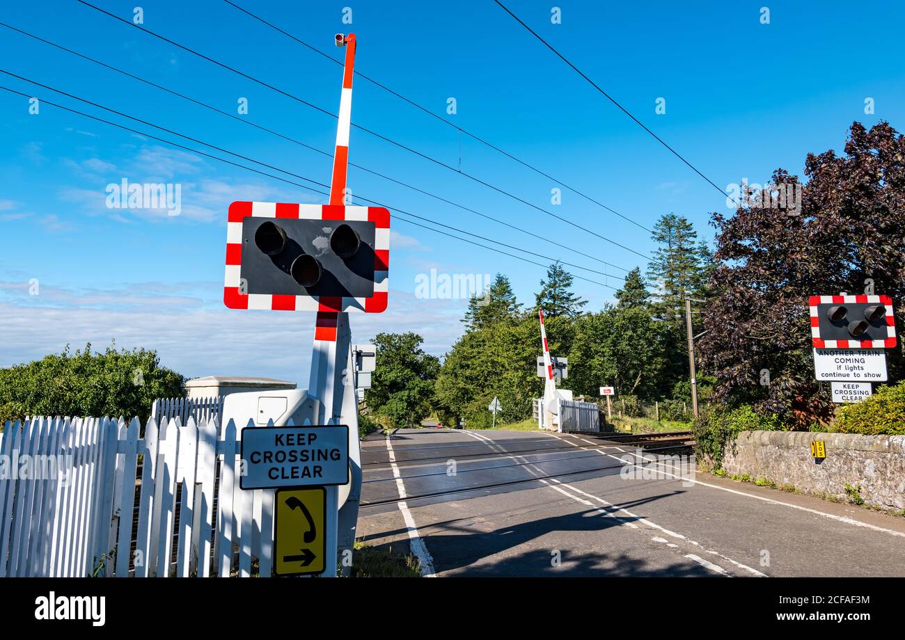 Sicherheitsbarrieren am Bahnübergang East Coast Mainline Bahnlinie, Markle, East Lothian, Schottland, Großbritannien Stockfoto