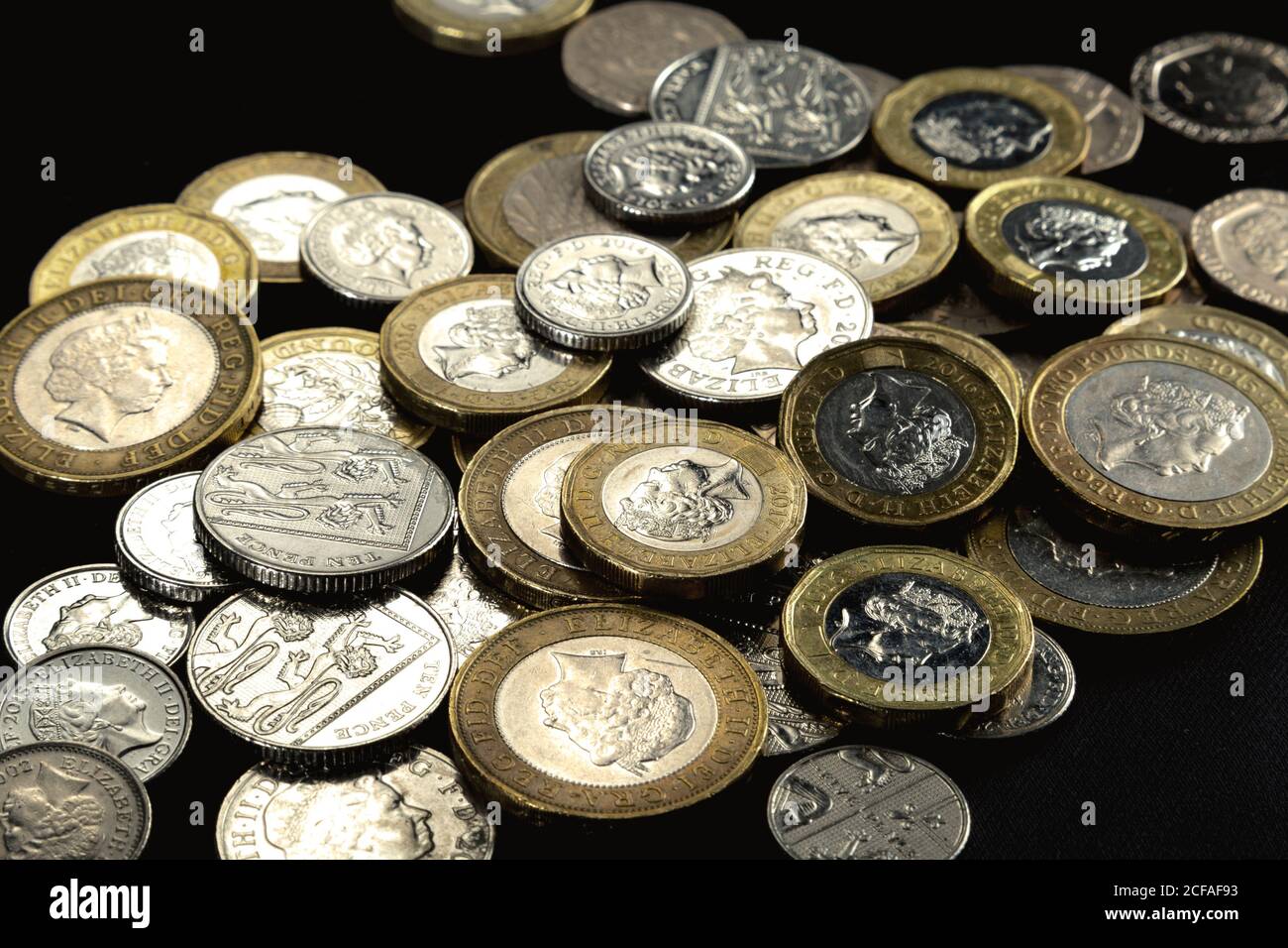 Studioaufnahme von verstreuten britischen Pfund-Münzen Stockfoto