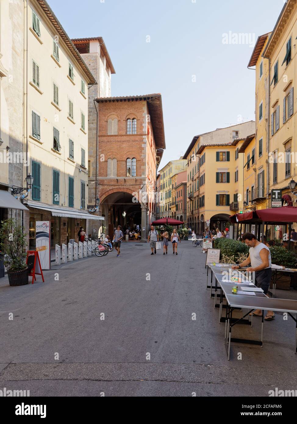 Menschen, die sich in Straßencafés auf der Via Guglielmo Oberdan im Stadtzentrum von Pisa, Italien, ausruhen Stockfoto