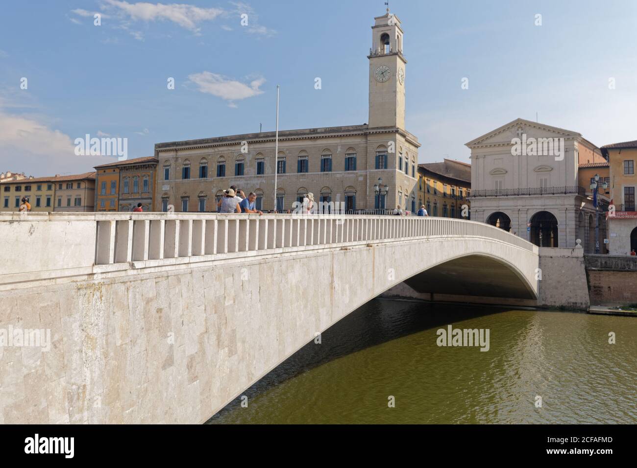 Menschen auf der Brücke Ponte di Mezzo über den Fluss Arno gegen den Palazzo Pretorio mit seinem Turm und die Logge di Banchi in Pisa, Italien Stockfoto