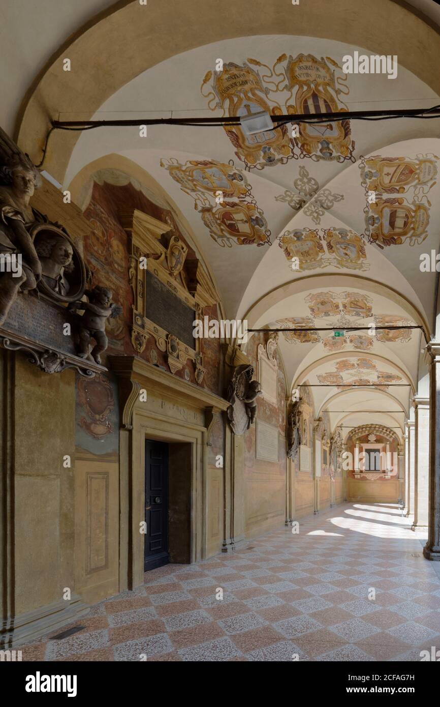 Dekorierte Galerie des Archiginnasio von Bologna, Italien, als Hauptgebäude der Universität von Bologna erstellt und beherbergt jetzt die Stadtbibliothek Stockfoto