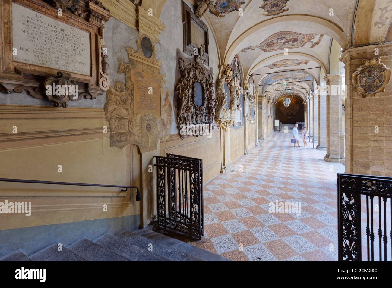 Dekorierte Galerie des Archiginnasio von Bologna, Italien, als Hauptgebäude der Universität von Bologna erstellt und beherbergt jetzt die Stadtbibliothek Stockfoto