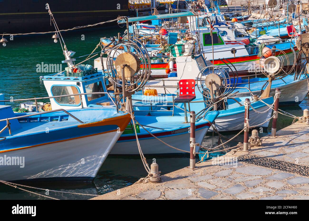 Kleine griechische Fischerboote sind im Hafen von Ayia Napa, Zypern, vertäut Stockfoto