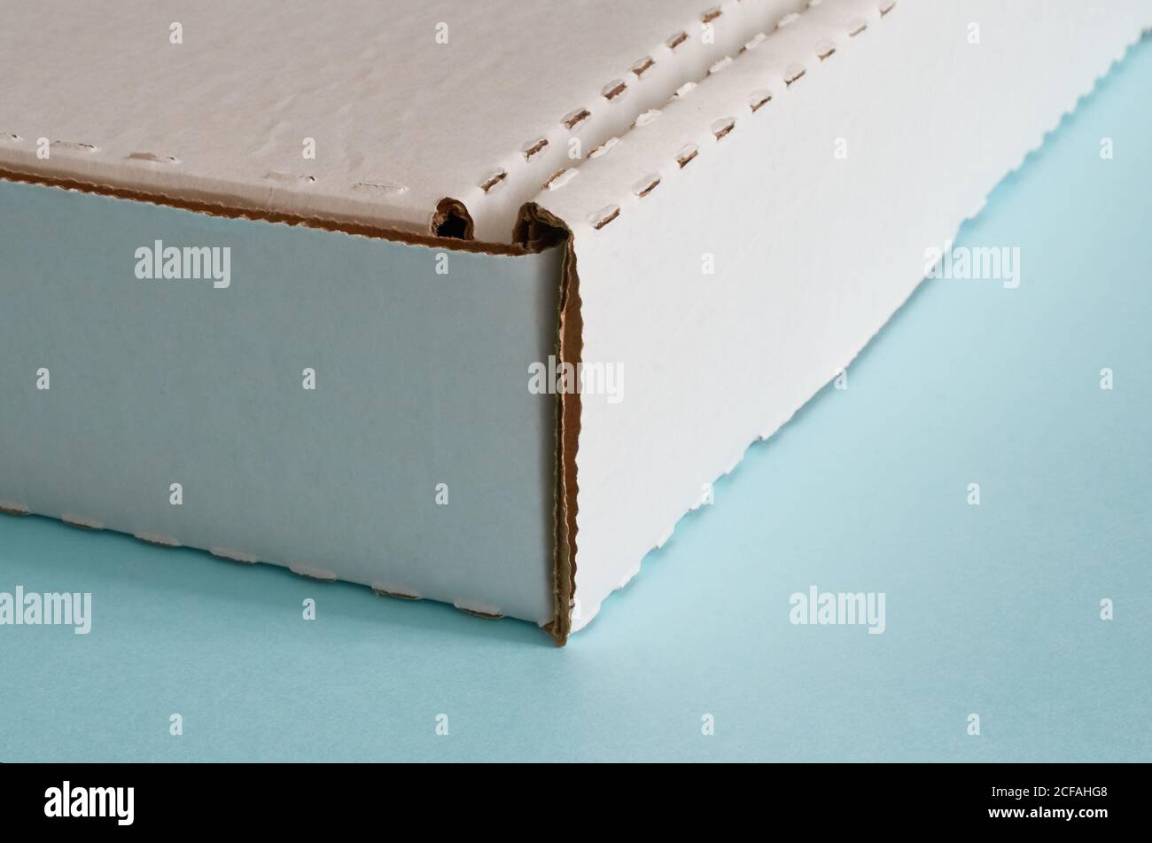 Eine Pizza-Schachtel aus weißem Karton aus nächster Nähe Stockfoto