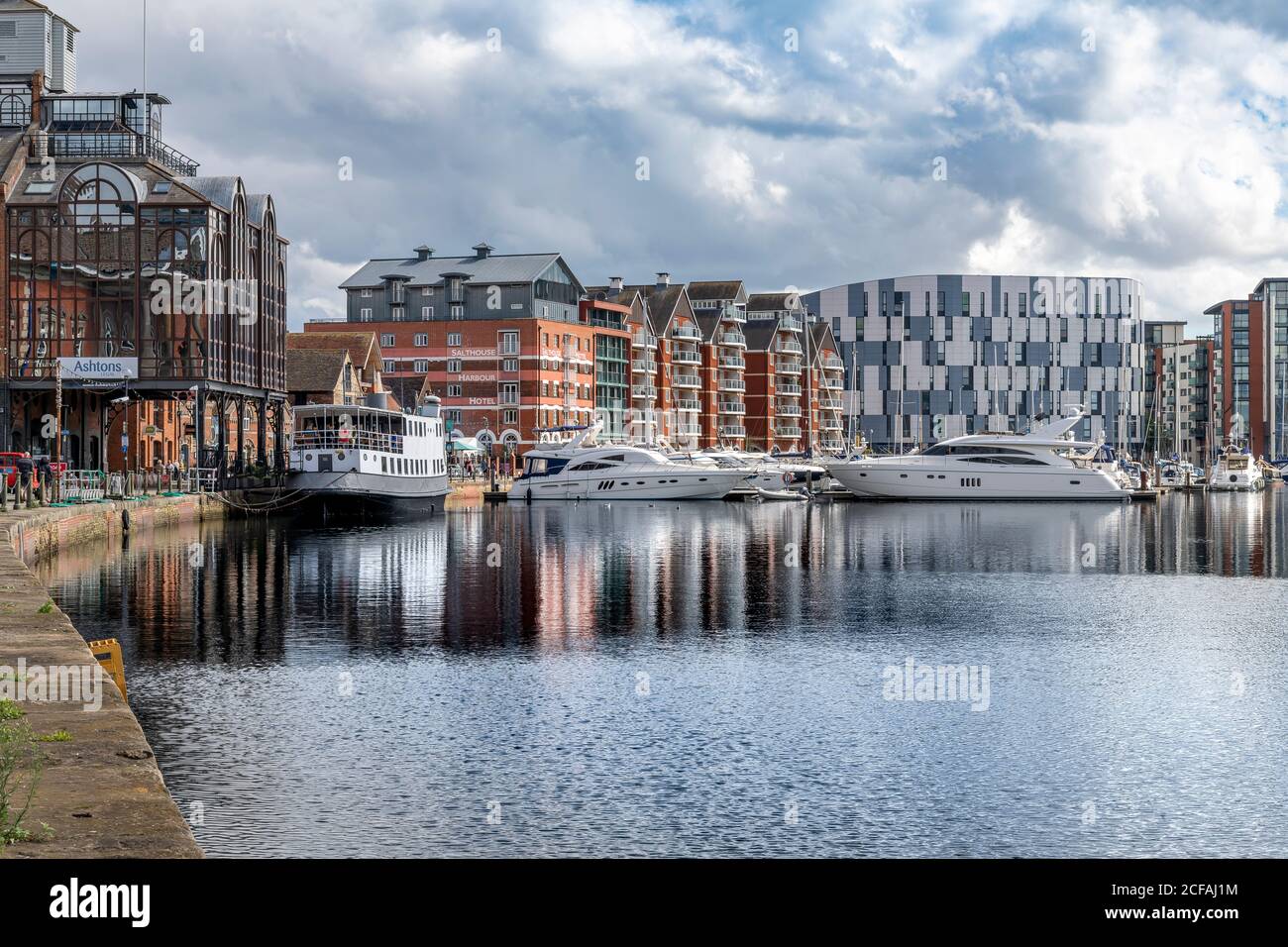 Ipswich Waterfront. Die Arche ist die Heimat der Universität von Suffolk, einem schwimmenden Museum mit Bibelgeschichten sowie Luxusyachten, Booten und Schnellbooten. Stockfoto