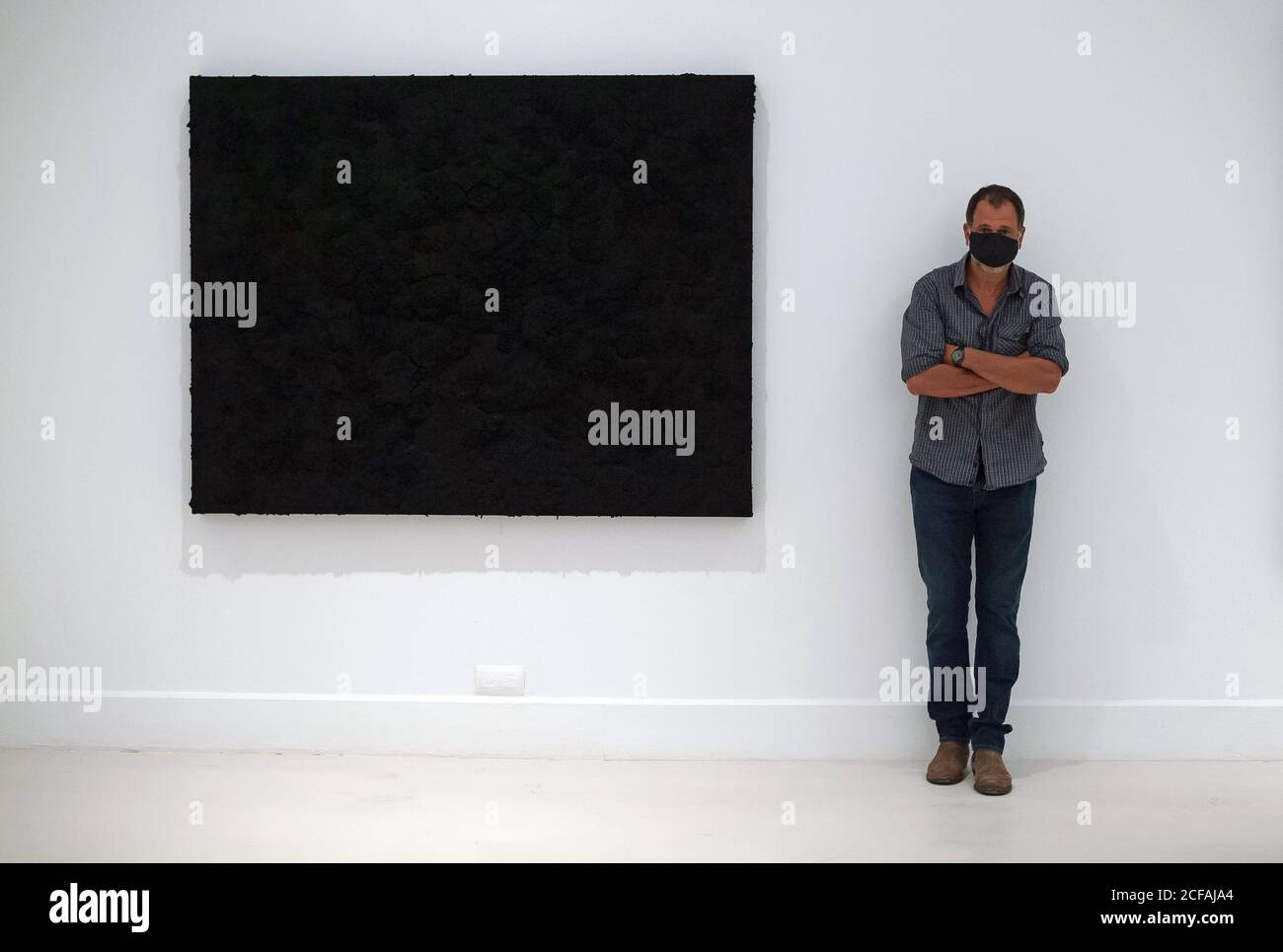 Malaga, Spanien. September 2020. Der mexikanische Künstler Bosco Sodi posiert für die Medien während der Ausstellung "Ergo Sum" im Contemporary Art Center.der mexikanische Künstler Bosco Sodi kommt mit rund 40 Werken wie schwarzen monochromatischen Gemälden in verschiedenen Formaten und Goldskulpturen. Der Künstler ist bekannt für seine Verwendung von rohen, natürlichen Materialien, um groß angelegte, strukturierte Gemälde und Objekte zu schaffen. Die Ausstellung findet vom 04. September bis zum 06. Dezember 2020 in Malaga statt. Kredit: SOPA Images Limited/Alamy Live Nachrichten Stockfoto