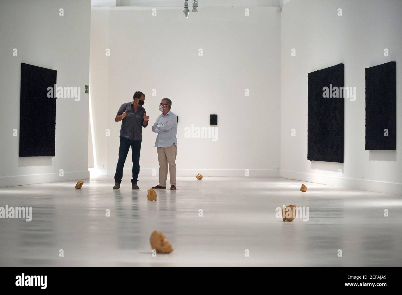 Malaga, Spanien. September 2020. Der mexikanische Künstler Bosco Sodi plaudert mit einem Besucher während der Ausstellung "Ergo Sum" im Contemporary Art Center.der mexikanische Künstler Bosco Sodi kommt mit rund 40 Werken wie schwarzen monochromatischen Gemälden in verschiedenen Formaten und Goldskulpturen. Der Künstler ist bekannt für seine Verwendung von rohen, natürlichen Materialien, um groß angelegte, strukturierte Gemälde und Objekte zu schaffen. Die Ausstellung findet vom 04. September bis zum 06. Dezember 2020 in Malaga statt. Kredit: SOPA Images Limited/Alamy Live Nachrichten Stockfoto