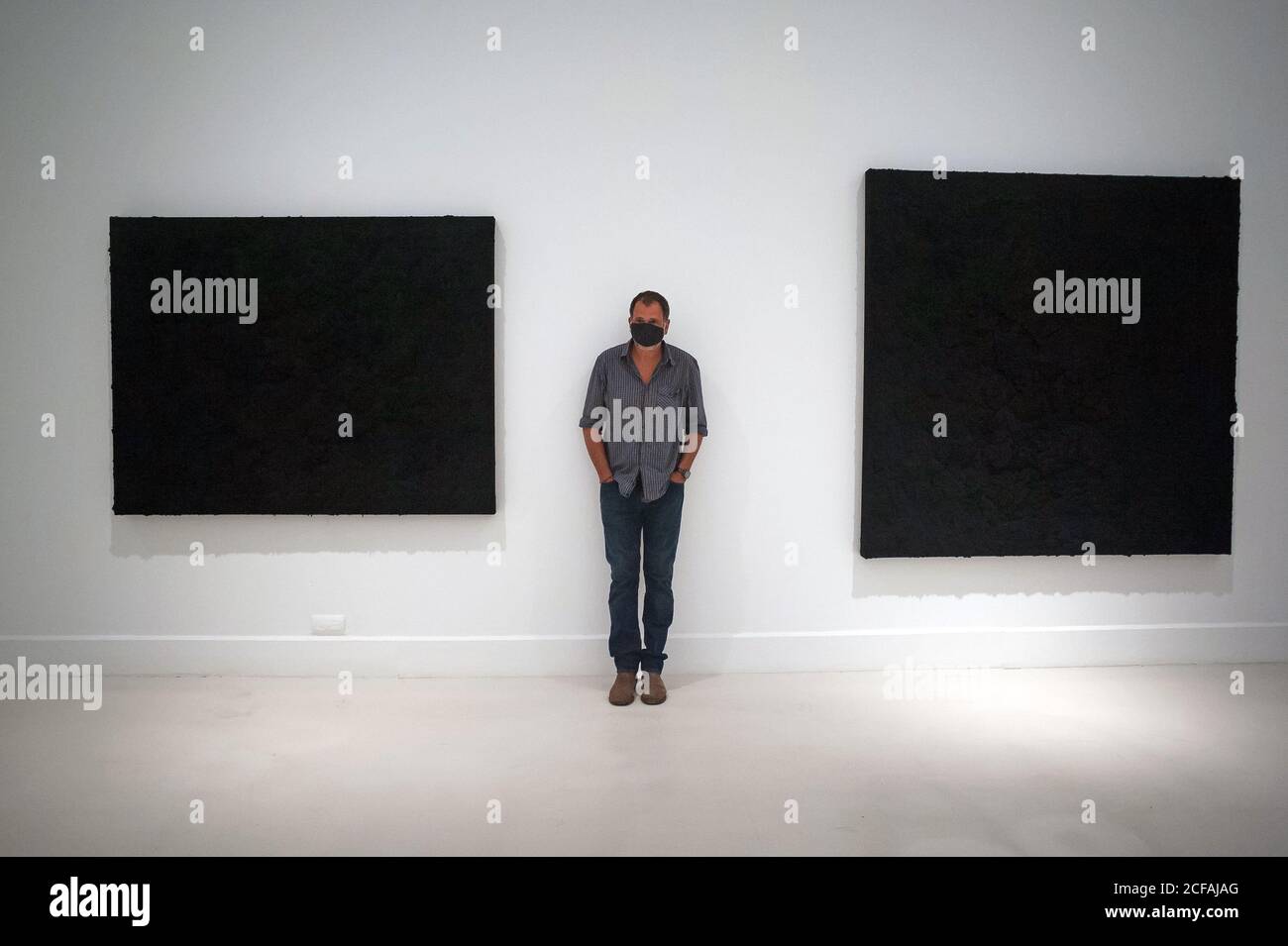 Malaga, Spanien. September 2020. Der mexikanische Künstler Bosco Sodi posiert für die Medien während der Ausstellung "Ergo Sum" im Contemporary Art Center.der mexikanische Künstler Bosco Sodi kommt mit rund 40 Werken wie schwarzen monochromatischen Gemälden in verschiedenen Formaten und Goldskulpturen. Der Künstler ist bekannt für seine Verwendung von rohen, natürlichen Materialien, um groß angelegte, strukturierte Gemälde und Objekte zu schaffen. Die Ausstellung findet vom 04. September bis zum 06. Dezember 2020 in Malaga statt. Kredit: SOPA Images Limited/Alamy Live Nachrichten Stockfoto