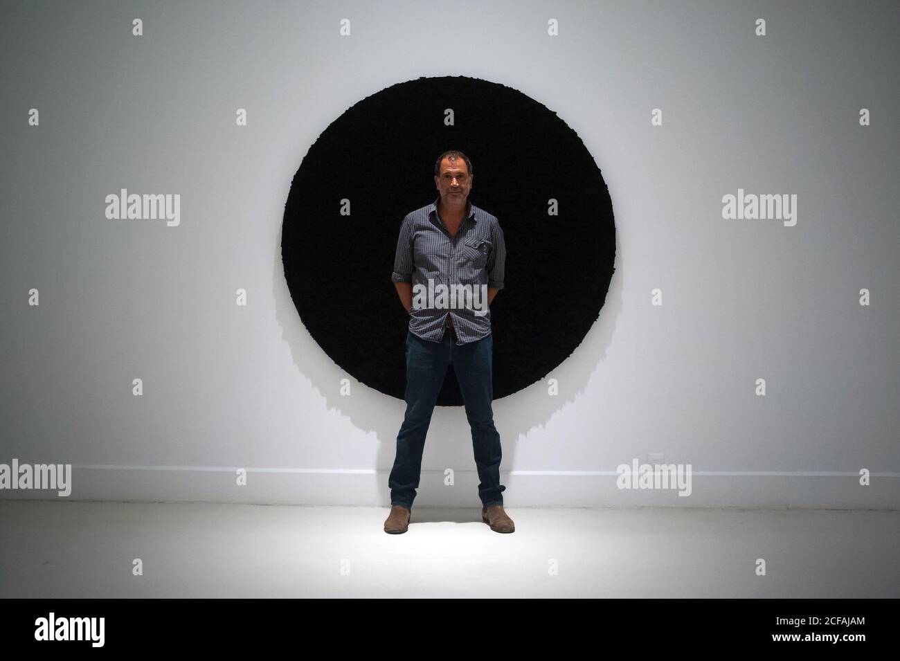 Malaga, Spanien. September 2020. Der mexikanische Künstler Bosco Sodi posiert für die Medien während der Ausstellung "Ergo Sum" im Contemporary Art Center.der mexikanische Künstler Bosco Sodi kommt mit rund 40 Werken wie schwarzen monochromatischen Gemälden in verschiedenen Formaten und Goldskulpturen. Der Künstler ist bekannt für seine Verwendung von rohen, natürlichen Materialien, um groß angelegte, strukturierte Gemälde und Objekte zu schaffen. Die Ausstellung findet vom 04. September bis zum 06. Dezember 2020 in Malaga statt. Kredit: SOPA Images Limited/Alamy Live Nachrichten Stockfoto