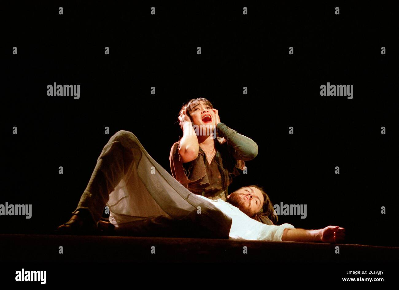 Joanna Ampil (Mary Magdalene), Steve Balsamo (Jesus Christ) in JESUS CHRIST SUPERSTAR am Lyceum Theatre, London WC2 19/11/1996 Musik: Andrew Lloyd Webber Texte: Tim Rice Design: John Napier Regie: Gale Edwards Stockfoto