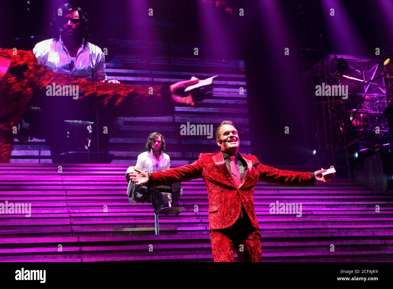 Ben Forster (Jesus), Chris Moyles (King Herodes) in JESUS CHRIST SUPERSTAR UK Arena Tour 2012 / 02 Arena 21/09/2012 Musik: Andrew Lloyd Webber Texte: Tim Rice Design: Mark Fisher Beleuchtung: Patrick Woodroffe Regie: Laurence Connor Stockfoto
