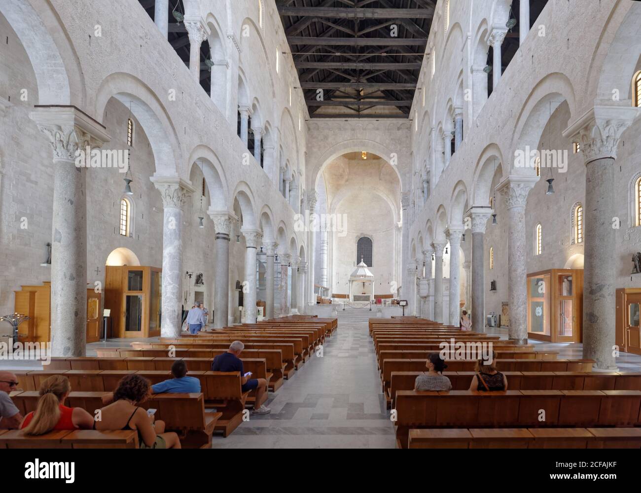 Menschen in Bari Kathedrale in Bari, Apulien, Italien. Die Kathedrale wurde in 12-13 Jahrhunderten erbaut und dem Heiligen Sabinus geweiht Stockfoto