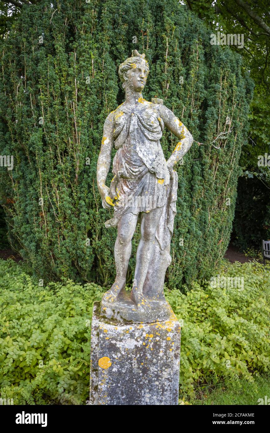 Flechten verkrustete Statue der römischen Göttin Diana (Artemis) auf