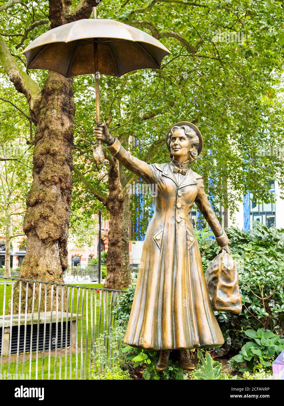 Bronzestatue von Mary Poppins in Leicester Square - London, England Stockfoto