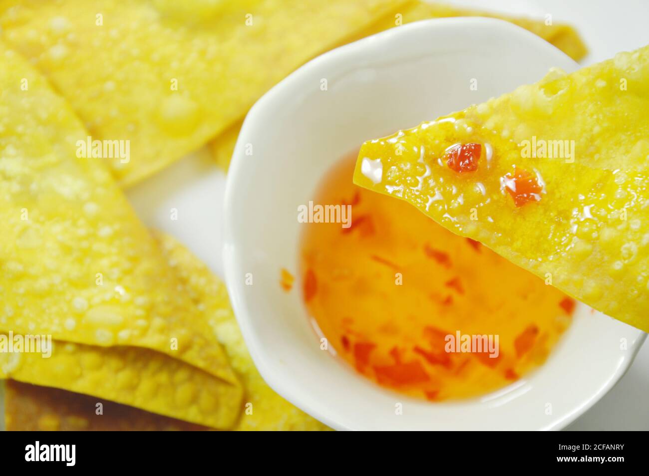 Knusprig gebratene Knödel Paste Dipping süße Chili-Sauce auf dem Teller ...