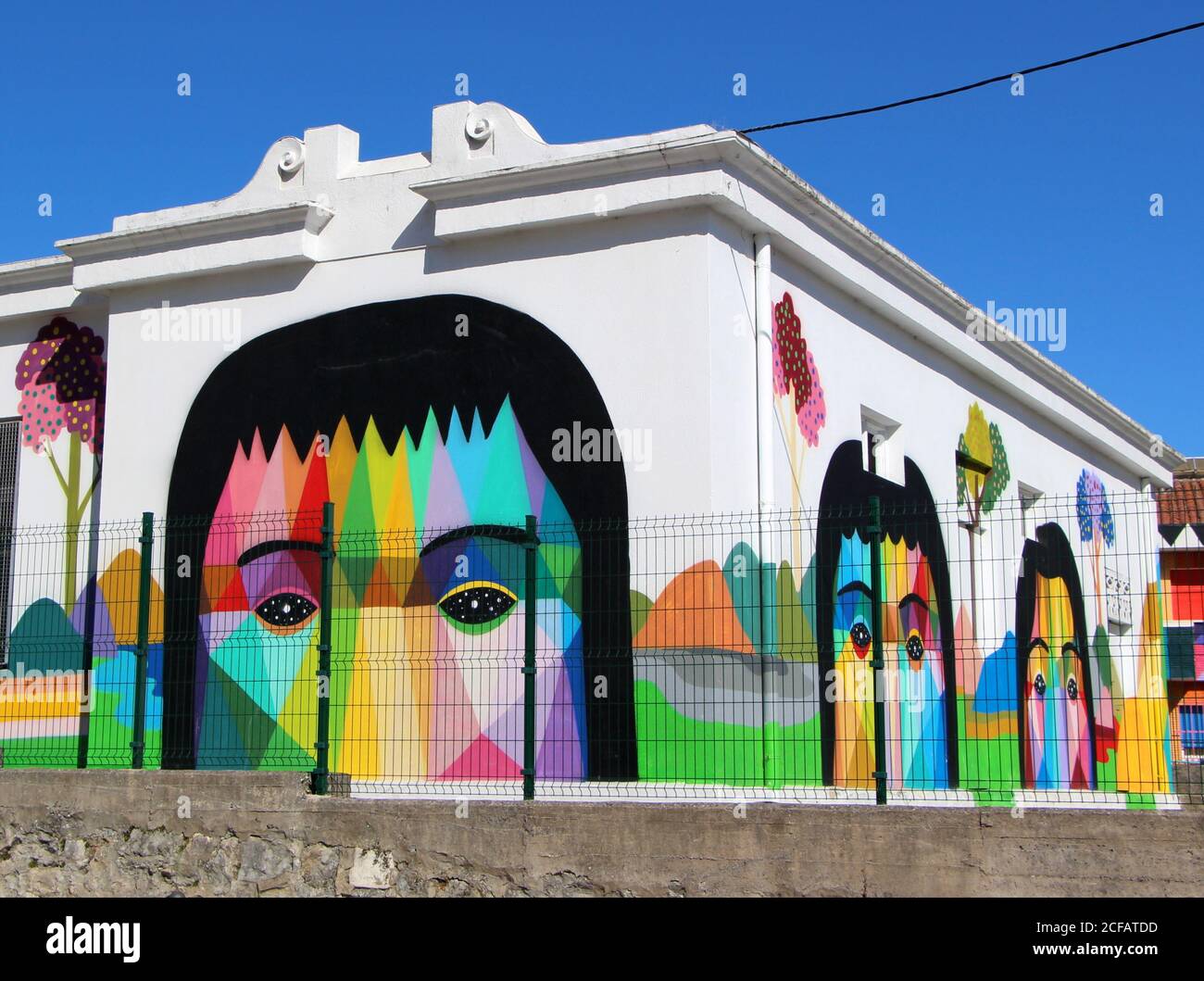 Weißes Gebäude, dekoriert mit bunten großen Wandmalereien In Cueto Santander Kantabrien Spanien Stockfoto