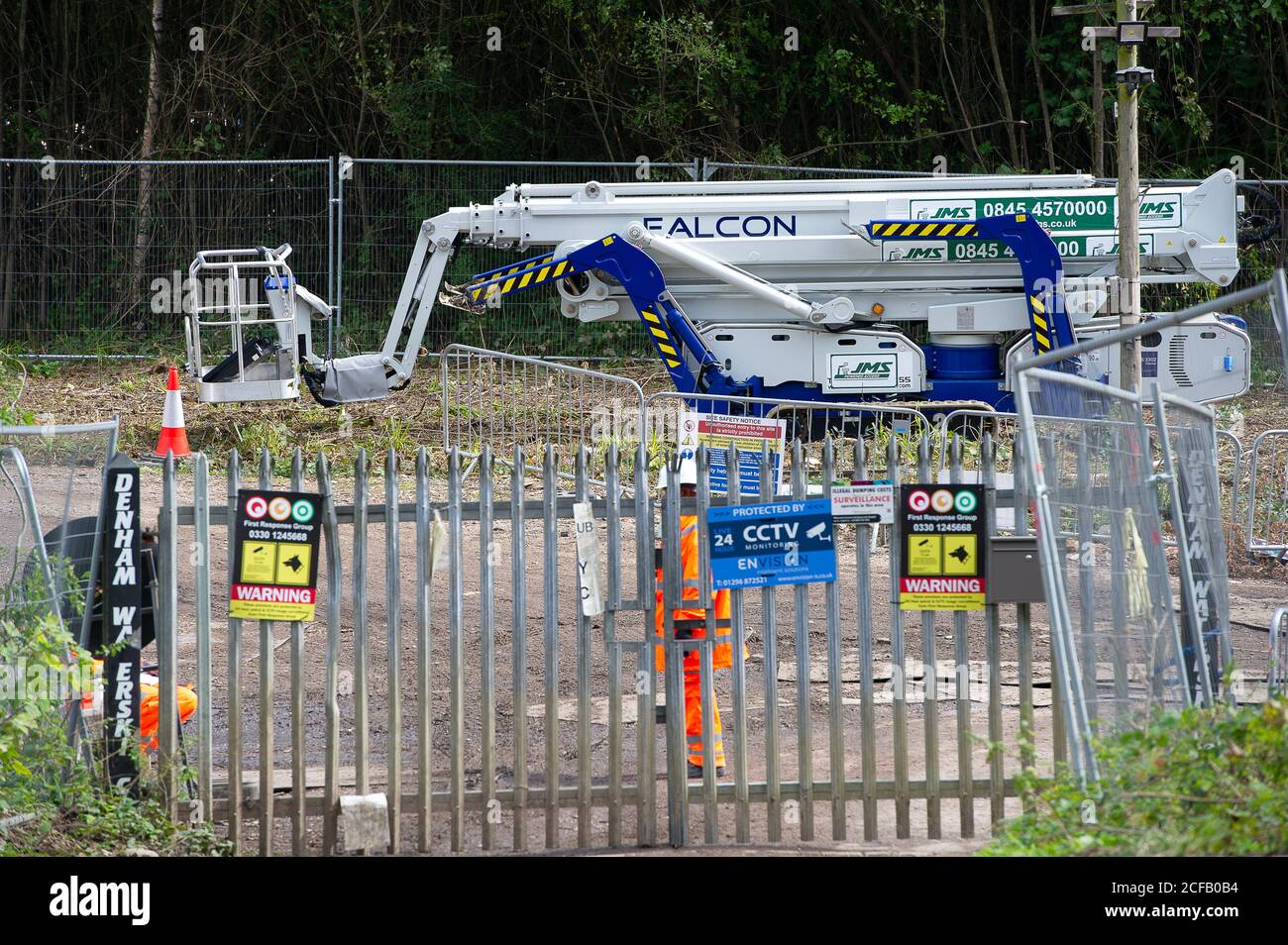 Denham, Buckinghamshire, Großbritannien. September 2020. Die Bauarbeiten an der umstrittenen Hochgeschwindigkeitsstrecke HS2 von London nach Birmingham vor der A412 North Orbital werden fortgesetzt. Große Teile der Landschaft wurden von HS2 Ltd im Rahmen der obligatorischen Bestellungen gekauft. Die umstrittene Eisenbahnlinie stellt 693 lokale Wildtierstätten und 108 alte Waldgebiete auf dem Weg der neuen Eisenbahn in Gefahr. Das Fällen von Bäumen hat in Denham bereits begonnen. Quelle: Maureen McLean/Alamy Live News Stockfoto