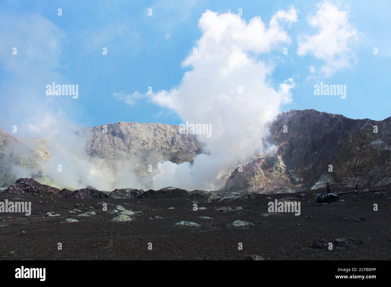 Helikopter in die Caldera des Vulkans White Island, Bay of Plenty, Neuseeland Stockfoto