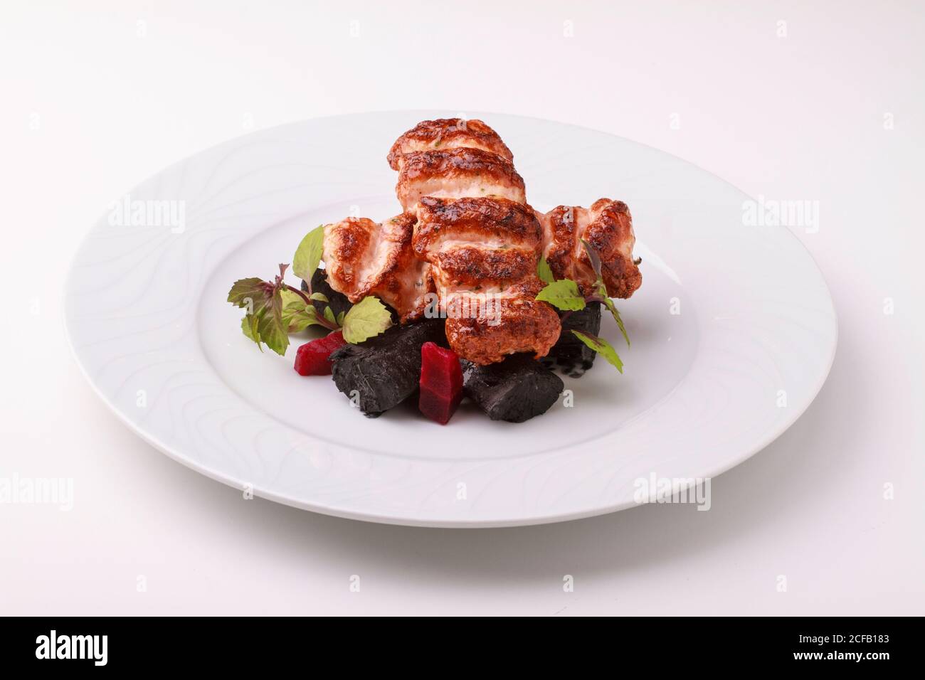 Gehackte Garnelen/Garnelen Schischebab serviert mit Rote Bete und essbare Kohle. Stockfoto