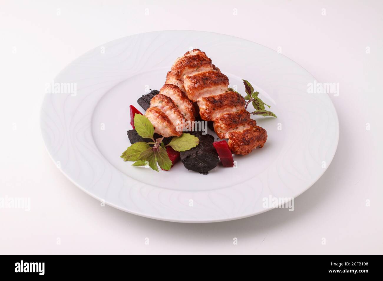 Gehackte Garnelen/Garnelen Schischebab serviert mit Rote Bete und essbare Kohle. Stockfoto