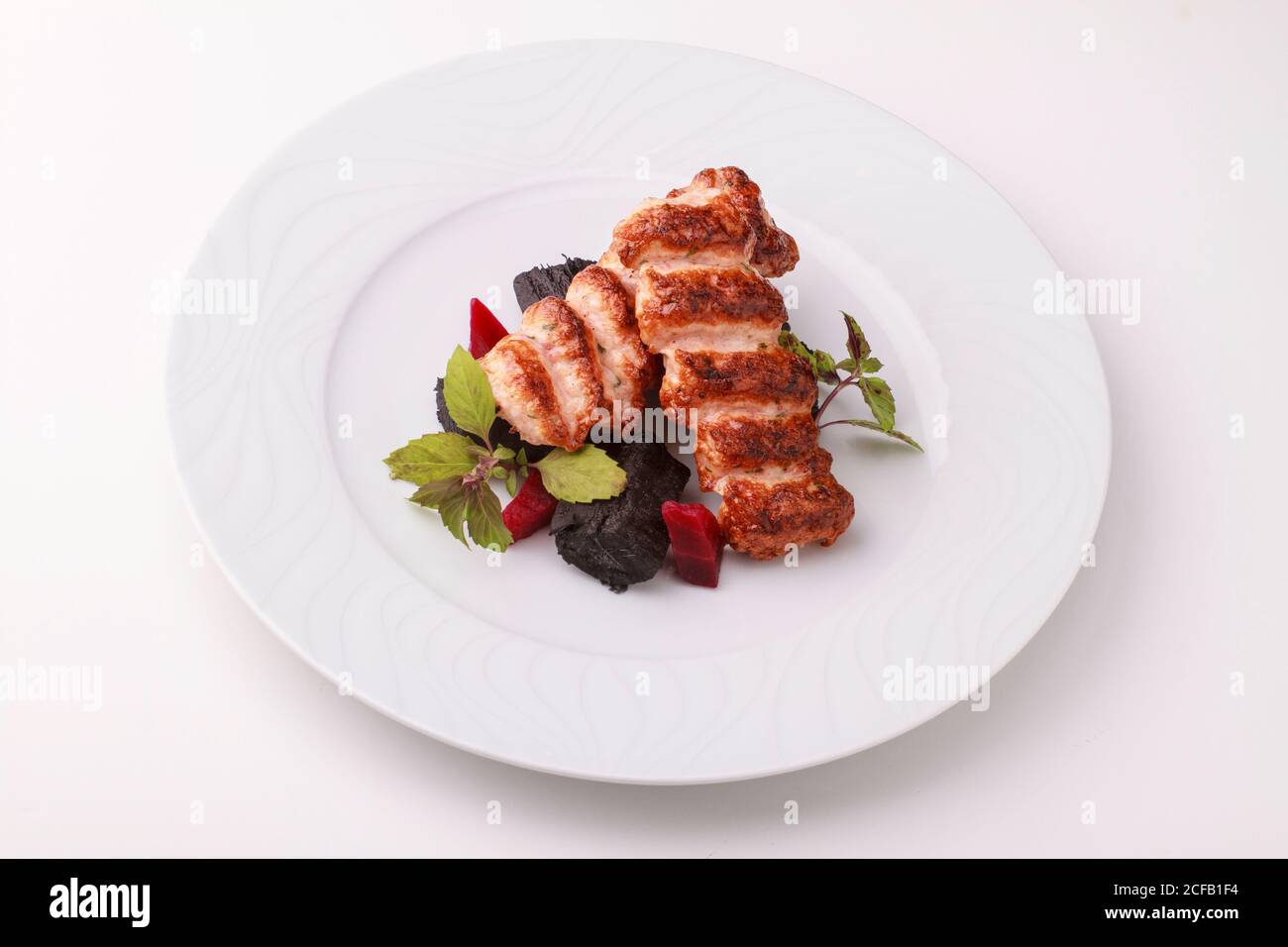 Gehackte Garnelen/Garnelen Schischebab serviert mit Rote Bete und essbare Kohle. Stockfoto