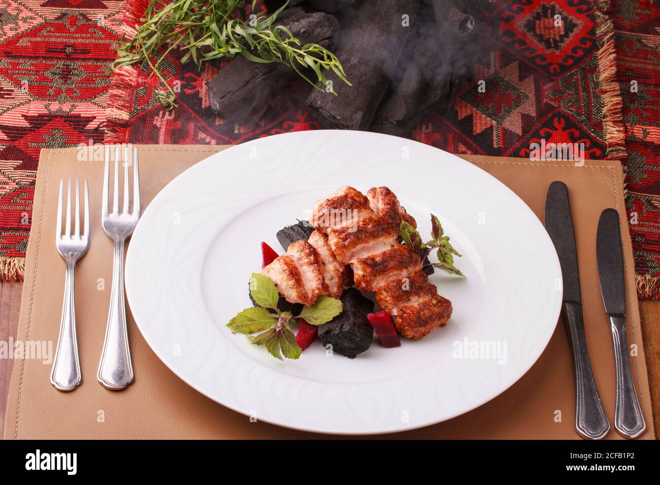 Gehackte Garnelen/Garnelen Schischebab serviert mit Rote Bete und essbare Kohle. Stockfoto