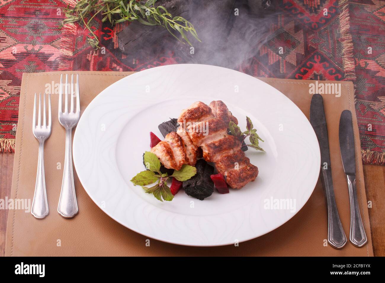 Gehackte Garnelen/Garnelen Schischebab serviert mit Rote Bete und essbare Kohle. Stockfoto