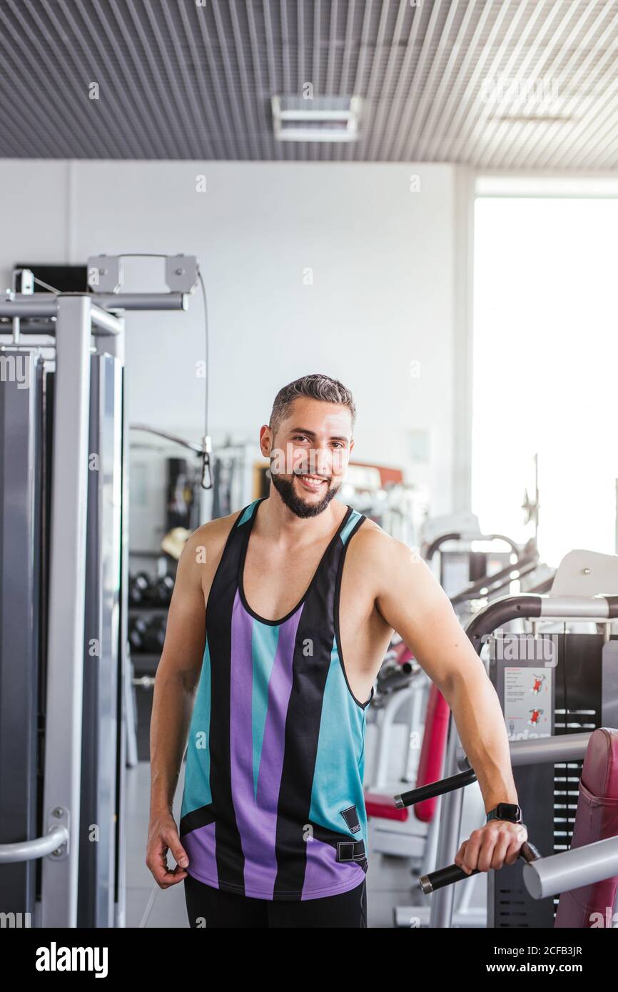 Bärtiger Mann Bodybuilder stehend an Gym holding Trinkflasche mit