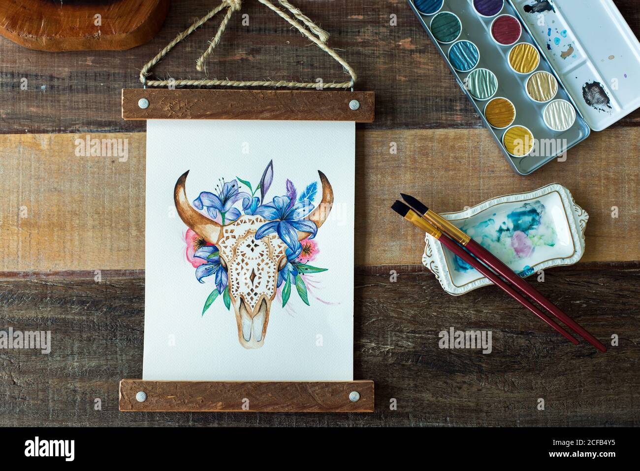 Lateinische Künstlerin malt mit Aquarell in ihrem Atelier Stockfoto