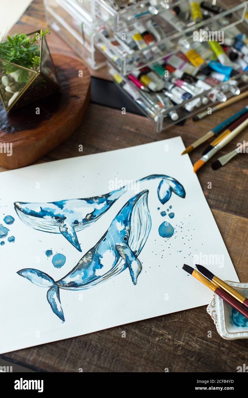 Lateinische Künstlerin malt mit Aquarell in ihrem Atelier Stockfoto