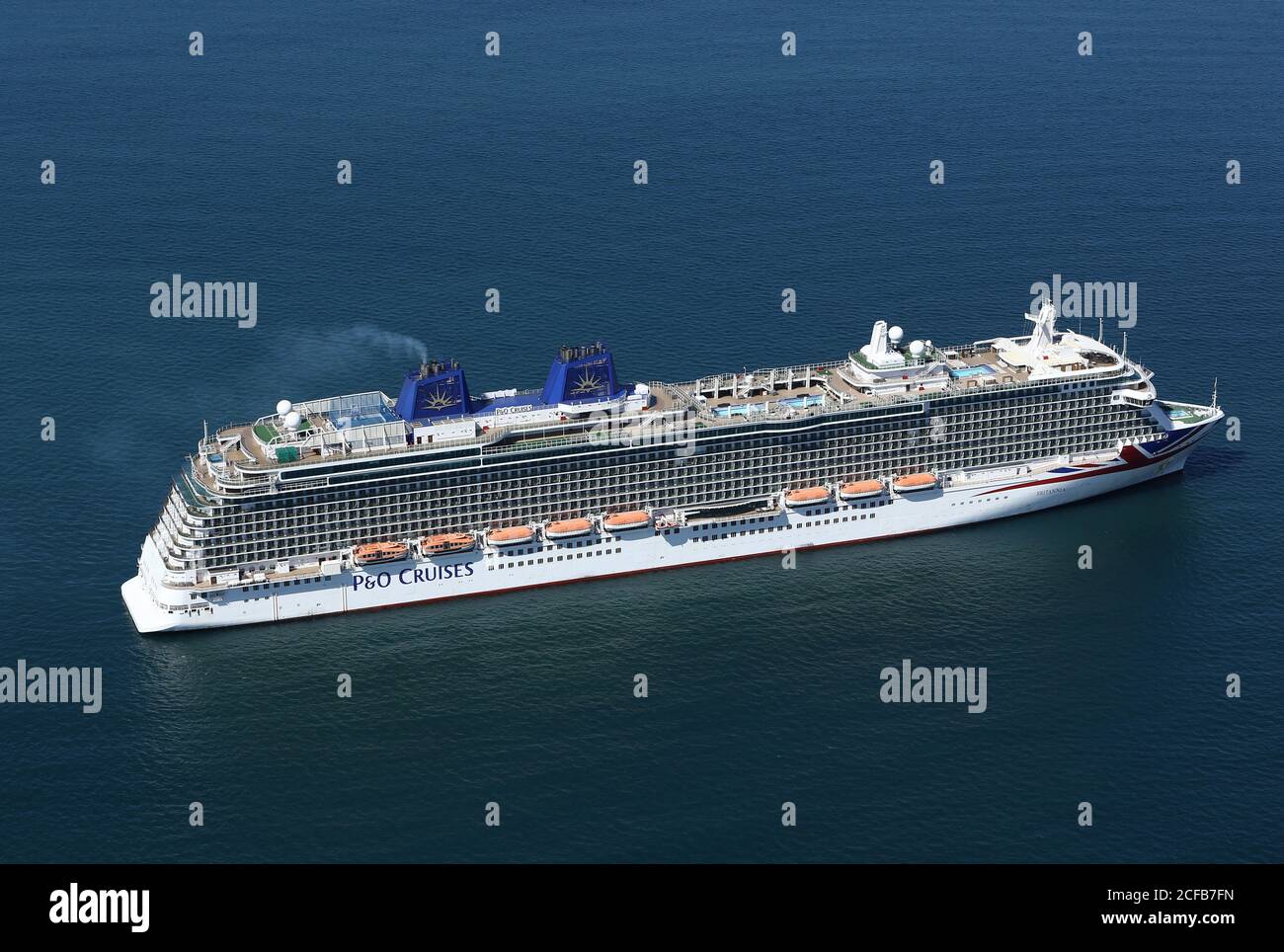 Einige der weltweit führenden Ocean Going Kreuzfahrtschiffe wurden während der Covid Pandemie 2020 in Weymouth Bay, nahe Portland, vertäut. Stockfoto