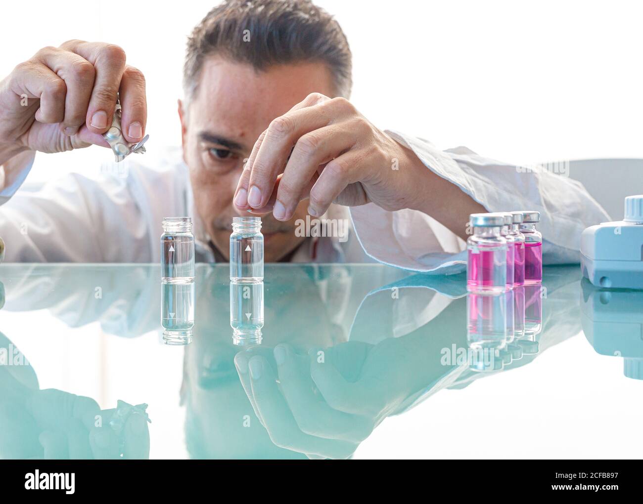 Assistent für die Durchführung von Tests mit Proben im Labor Stockfoto