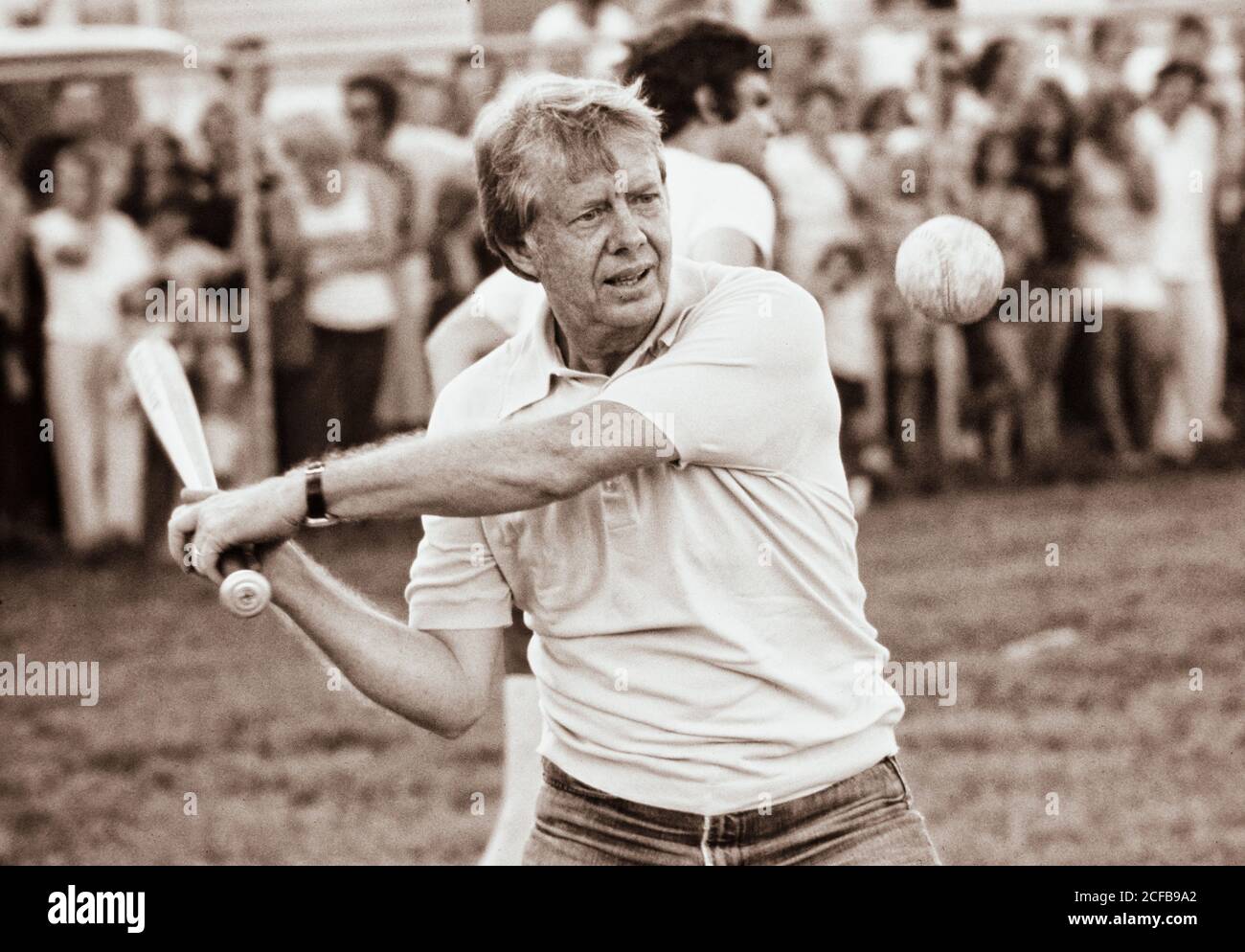 Präsident Jimmy Carter, Vizepräsident Walter Mondale und Teams spielen Softball in den Jahren 1976 bis 1977 auf dem Softballfeld der Plains, GA High School Stockfoto