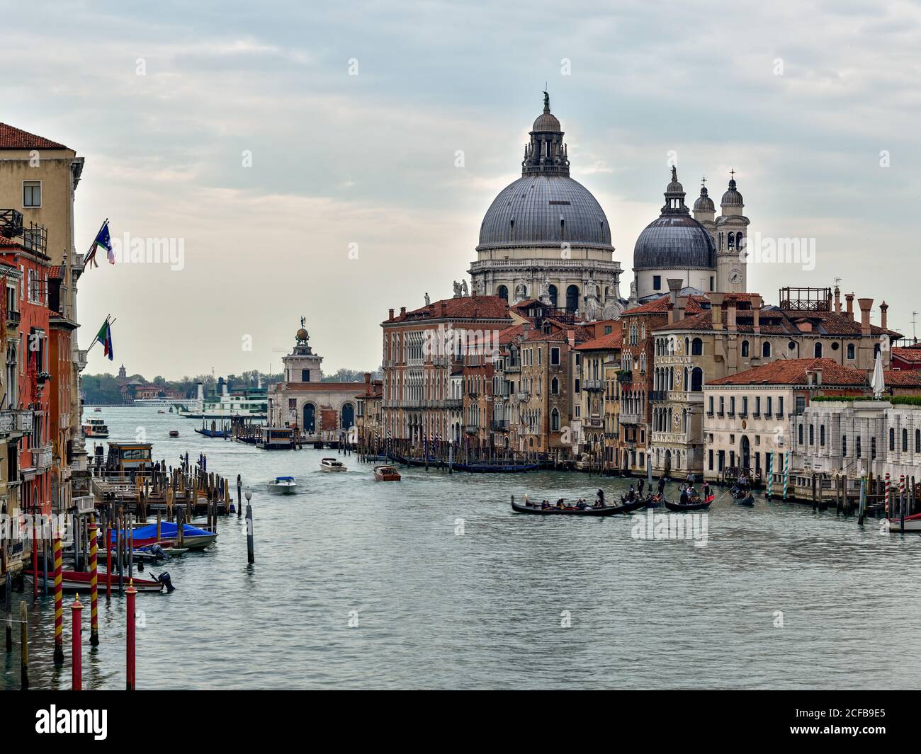 Ponte dell'Accademia, Santa Maria della Salute, Basilica di Santa Maria della Salute, Venedig (Venedig, Venesia), Venetien, Italien, Metropolregion Stockfoto