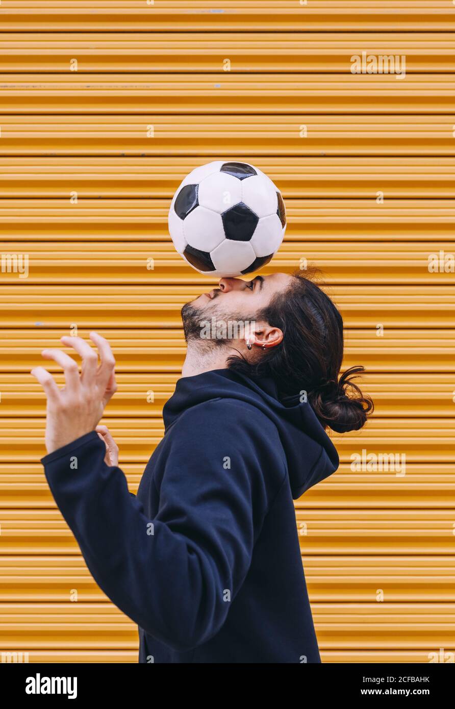 Mann spielt Fußball mit Kopf Stockfoto