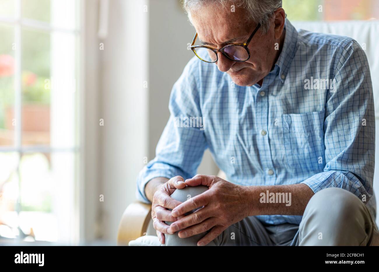 Ältere Menschen mit Schmerzen im Knie Stockfoto