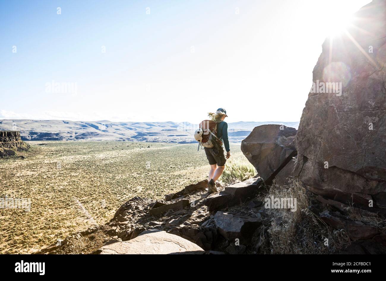 Eine Frau, die den Kletterpfad um die Sunshine Wall im Echo Basin / Frenchmans Coulee, Eastern Washington, USA, wandert. Stockfoto