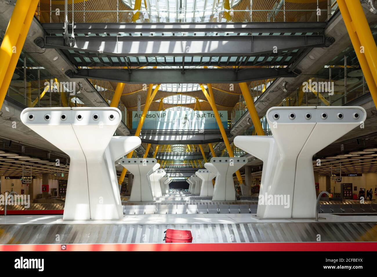 Internationaler Flughafen mit Gepäckausgabe aus Metall und massiven Konstruktionen In futuristischem Stil, beleuchtet durch Sonnenlicht Stockfoto