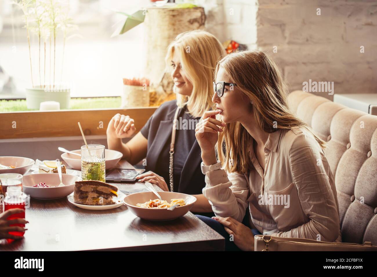 Geschäftsleute Mittagessen Abendessen Restaurant Konzept Stockfoto