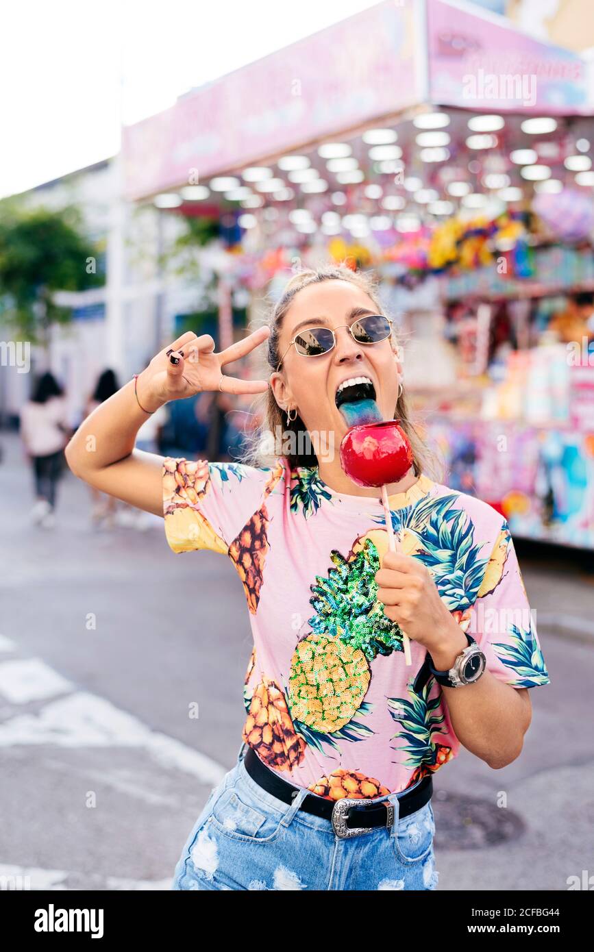 Fröhliche Dame mit Spaß genießen süße Süßigkeiten Apfel Stockfoto