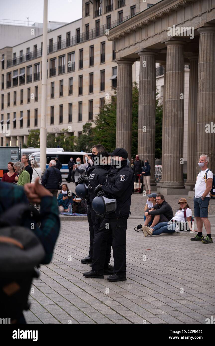 03/09/2020 - Berlin Deutschland - Deutsche Polizei während Anti Covid Beschränkungsprotestvor dem Brandenburger Tor Stockfoto