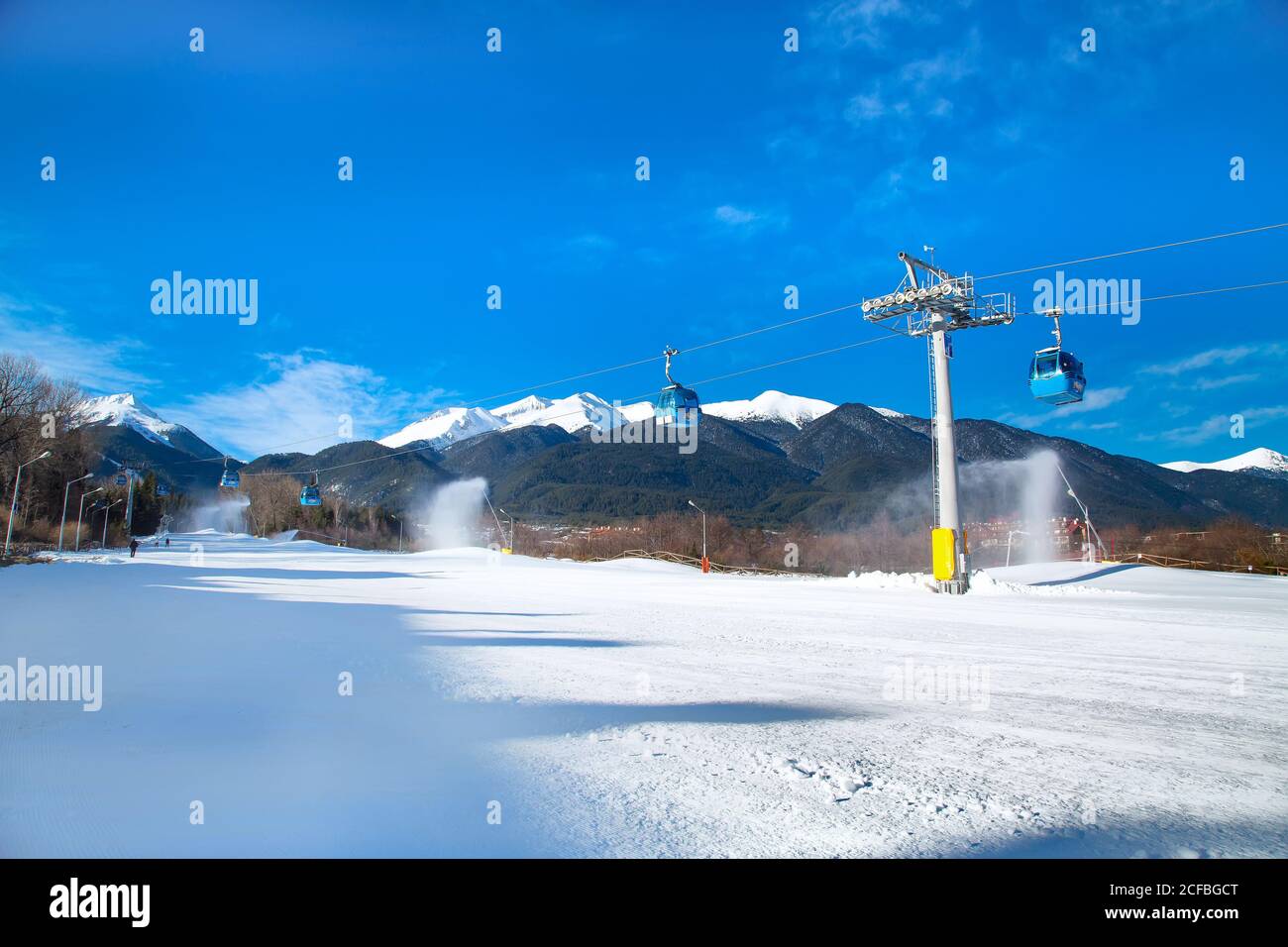 Bansko, Bulgarien - 19. Februar 2015: Bansko Seilbahn Kabine, Piste und Schnee Berge im Hintergrund Stockfoto